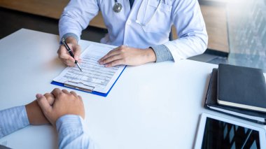 Doktor açıklayan ve bir hasta tıbbi bir Danışma veren