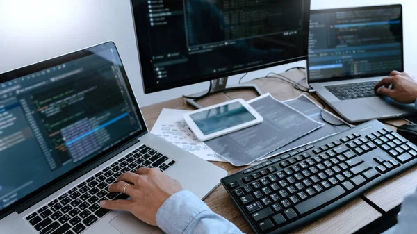 Programador trabalhando no computador no escritório de TI digitando codificação de dados i — Fotografia de Stock