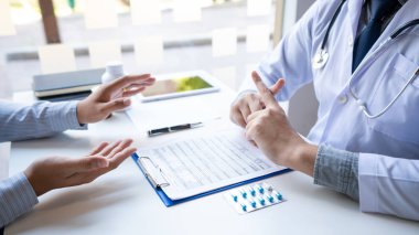 Doktor açıklayan ve bir hasta tıbbi bir Danışma veren