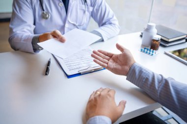 Doktor tıbbi konsültasyon yapıyor. 