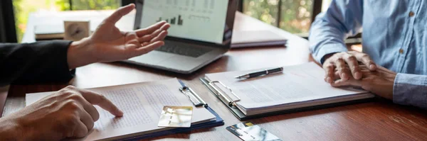 Concepto de planificación financiera, colegas inversores discutiendo plan — Foto de Stock