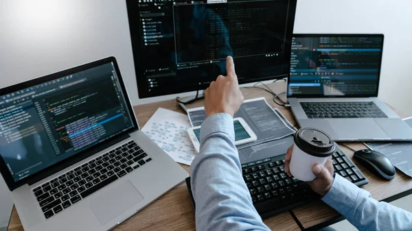 Programador trabalhando no computador no escritório de TI digitando codificação de dados i — Fotografia de Stock