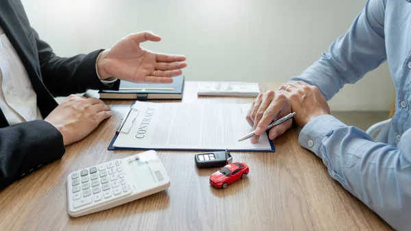 Agent Broker Mann hält Dokument mit einem Transport cont — Stockfoto