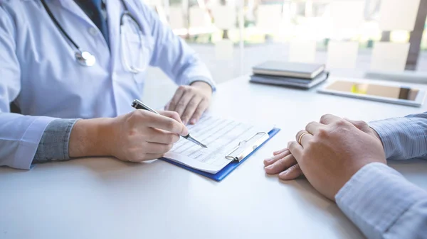 Médico explicando y dando una consulta a un paciente médico — Foto de Stock