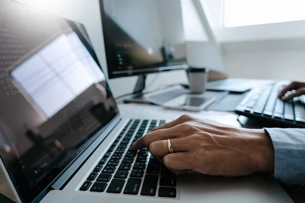 Programador trabalhando no computador no escritório de TI digitando codificação de dados i — Fotografia de Stock