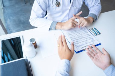 Doktor tıbbi konsültasyon yapıyor. 