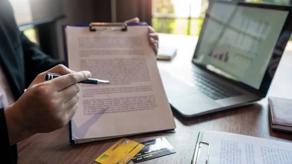 Concepto de planificación financiera, colegas inversores discutiendo plan — Foto de Stock