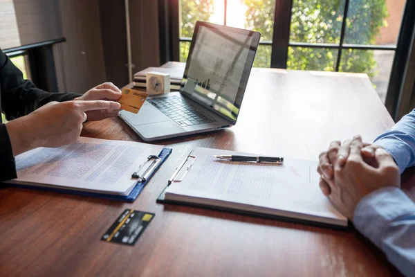 Concepto de planificación financiera, colegas inversores discutiendo plan — Foto de Stock