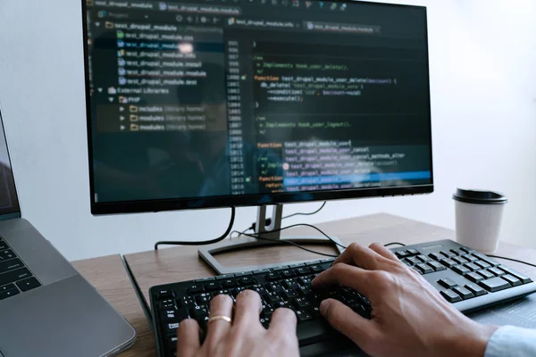 Programador que trabaja en la computadora en la oficina de TI que escribe la codificación de datos i —  Fotos de Stock