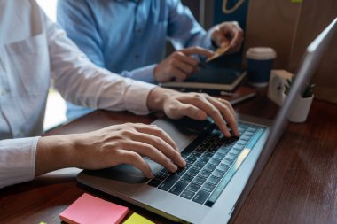Online alışveriş kredi kartı veri güvenliği kavramı, Eller tutma