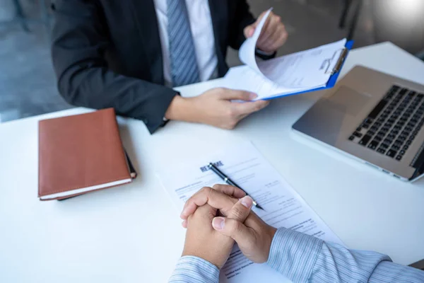 Interview de baan en het inhuren, mannen kandidaat bij sollicitatiegesprek exp — Stockfoto