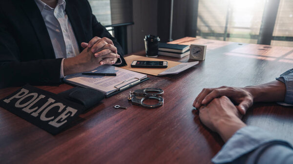 Офицер полиции представляет улики подозреваемому после совершения
 