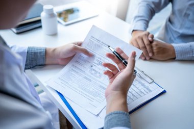 Doktor açıklayan ve bir hasta tıbbi bir Danışma veren