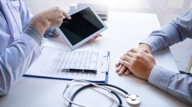 Doktor açıklayan ve bir hasta tıbbi bir Danışma veren