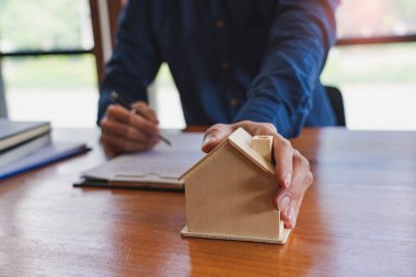 Satın almak veya satmak gayrimenkul kavramı, satış temsilcisi teklif ev