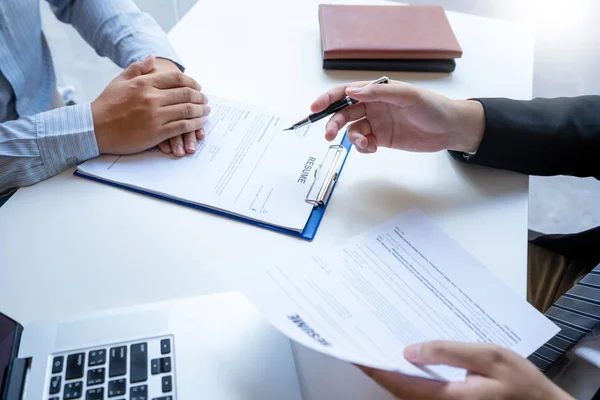 Entrevista o trabalho e contratação, homens candidatos na entrevista de emprego exp — Fotografia de Stock