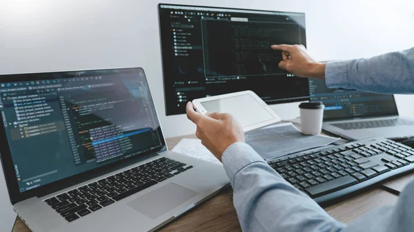 Programmierer arbeitet am Computer im Büro und tippt Datencodierung ein — Stockfoto