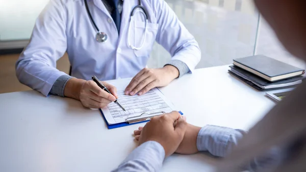 Doktor tıbbi konsültasyon yapıyor. 