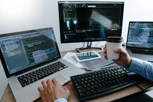 Programmer Mengetik Kode pada komputer desktop, Mengembangkan programmi — Stok Foto