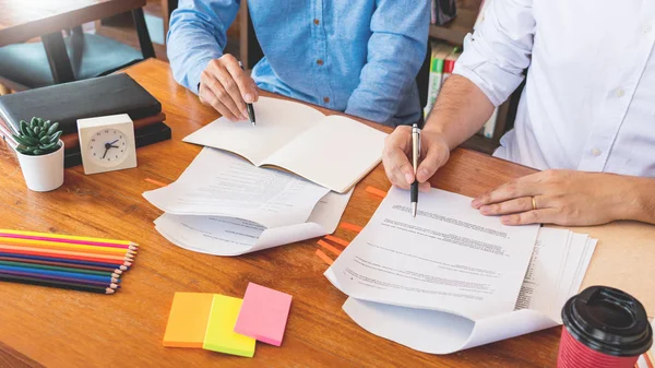 Tutor universitario ayuda a amigo enseñanza y aprendizaje para una prueba o un — Foto de Stock