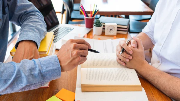 Tutor universitario ayuda a amigo enseñanza y aprendizaje para una prueba o un — Foto de Stock