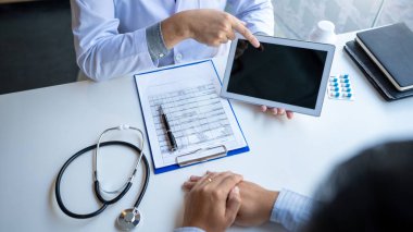 Doktor açıklayan ve hastane durumu için tedavi hakkında bir hasta tıbbi bilgi ve tanı için bir Danışma veren, tıbbi etik kavramı