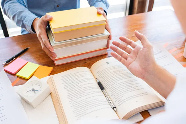 College tutor helpt vriend onderwijzen en leren voor een test of een examen inhalen, onderwijs en schoolaanmoediging concept. — Stockfoto