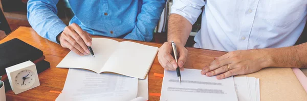 Tutor y estudiantes universitarios que enseñan trabajo escolar y explican p — Foto de Stock