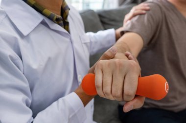 Fizyoterapist hastayla egzersiz yapıyor, fizik tedavi konsepti... 