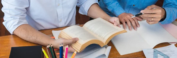 College tutor helpt vriend onderwijzen en leren voor een test of een examen inhalen, onderwijs en schoolaanmoediging concept. — Stockfoto