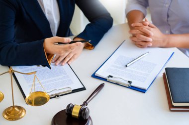 Kadın avukat, müvekkilleriyle mahkemede tartışıyor. Adalet ve hukuk, avukat, mahkeme yargıcı, toplantı kavramı.