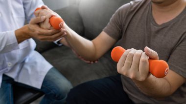 Fizyoterapist hastayla egzersiz yapıyor, fizik tedavi konsepti... 