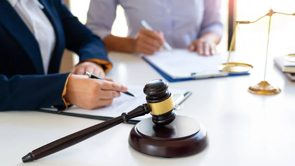 Women lawyer discussing with clients in courtroom. justice and law ,attorney, court judge, meeting concept. — Stock Photo, Image