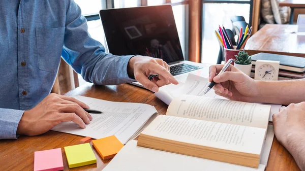 Tutor universitario ayuda a amigo enseñanza y aprendizaje para una prueba o un examen ponerse al día, la educación y el concepto de estímulo escolar . — Foto de Stock