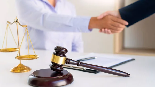 Judge And Client Shaking Hands after agreeing to enter into a contract for a court case In A Courtroom, legal services concept. — Stock Photo, Image