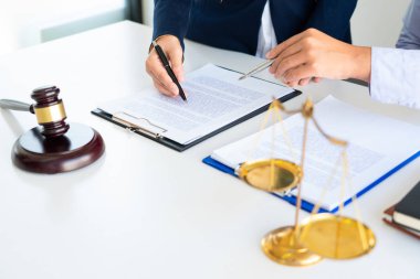 Kadın avukat, müvekkilleriyle mahkemede tartışıyor. Adalet ve hukuk, avukat, mahkeme yargıcı, toplantı kavramı.