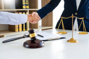 Avukatlar ya da avukatlar iyi bir anlaşmadan sonra el sıkışarak bir toplantıyı bitirmeyi tartışıyorlar.