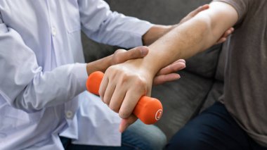 Son sınıf öğrencilerine antrenman yaptırma, kas geliştirme ve eklemler geliştirme eğitimi.