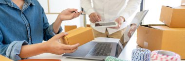 Başlangıçta küçük işletme girişimcisi Sme, dizüstü bilgisayar ve teslimat kutusuyla çalışan Asyalı genç adam, çevrimiçi pazar paketleme, Sme e-ticaret konsepti
