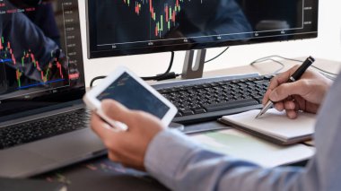 İş adamı, Broker veya tüccarlar borsa birden fazla bilgisayar ekranlarında Forex hakkında konuşan ticaret mali grafik çizelgeleri veri analizi yatırım ticareti