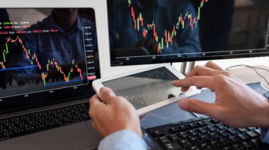 İş adamı, Broker veya tüccarlar borsa birden fazla bilgisayar ekranlarında Forex hakkında konuşan ticaret mali grafik çizelgeleri veri analizi yatırım ticareti