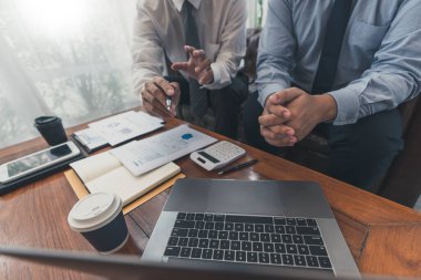 ekip çalışması şirket toplantı konsepti, dizüstü bilgisayar ile birlikte çalışan iş ortakları birlikte başlangıç finansal proje sonucu veya strateji planı analiz ve ofiste veri belgesi tartışıyor