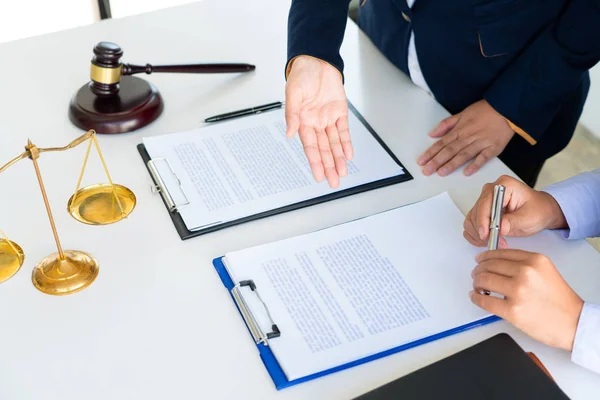 Female Lawyer explaining legal situation and discussing with contract papers, Concepts of law, justice and legal services. — Stock Photo, Image