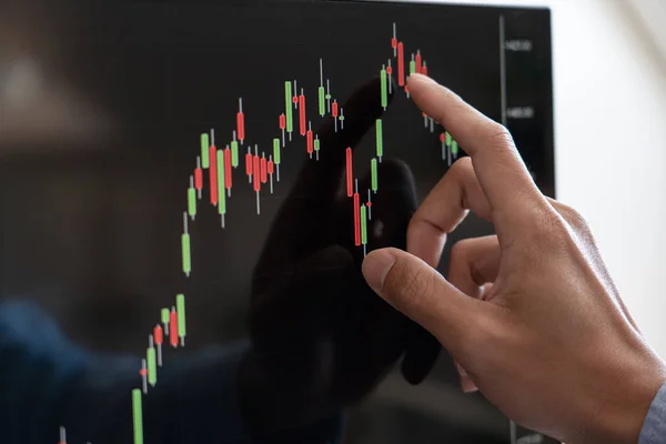 Yatırım amacıyla borsa grafiği ticareti amacıyla finans veri grafikleri ve raporlarını analiz eden işadamı komisyoncusu