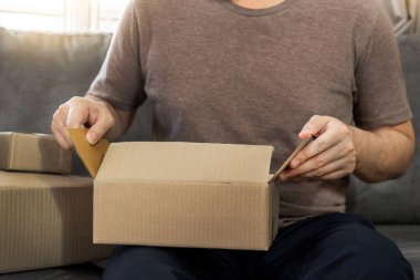 Küçük işletme girişimcisi KME, Asyalı genç adam