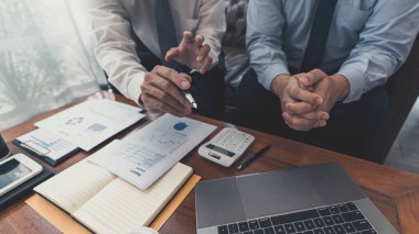 ekip çalışması şirket toplantı konsepti, dizüstü bilgisayar ile birlikte çalışan iş ortakları birlikte başlangıç finansal proje sonucu veya strateji planı analiz ve ofiste veri belgesi tartışıyor