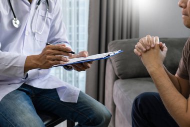 Doktor hasta için açıklayan ve tıbbi kayıt bilgileri ve tanı hasta belirtileri bir Danışma ve tıbbi sigorta kavramı gösteren