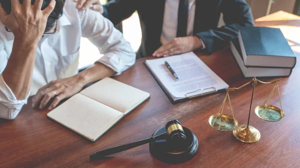 Abogado Notario Masculino o juez consultan o discuten documentos contractuales con el cliente Empresario en concepto de oficina, Derecho y Servicios Jurídicos . — Foto de Stock