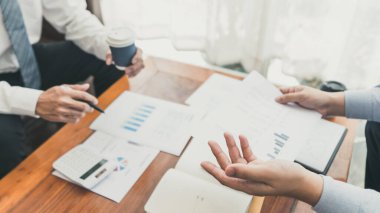 ekip çalışması şirket toplantı konsepti, dizüstü bilgisayar ile birlikte çalışan iş ortakları birlikte başlangıç finansal proje sonucu veya strateji planı analiz ve ofiste veri belgesi tartışıyor