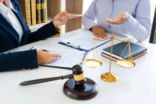 Abogada Mujer Explicando Situación Legal Discutiendo Con Papeles Contractuales Conceptos —  Fotos de Stock